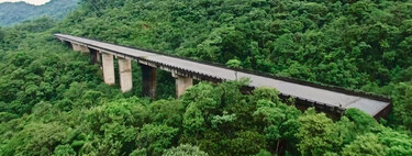 De autopista imposible a estructura fantasma para hacer puenting: este puente lleva 50 años en medio de la selva sin conectar con nada
