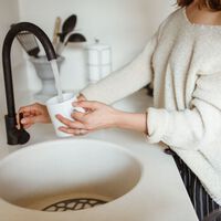 Los expertos advierten sobre el grifo del agua caliente: esto puede pasar si lo usas para beber, hacer infusiones o cocinar 