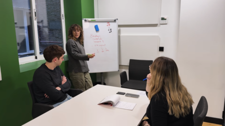 El Plaud Note Pro parecía otro gadget con IA más: tras un mes probándolo la historia no es tan simple