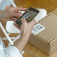 Recibes un paquete que no pediste con un “regalo” y un código QR: la estafa en EE.UU. que ya preocupa al FBI 