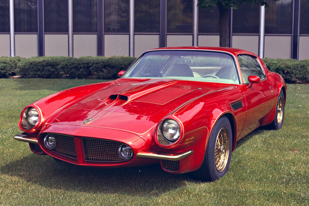 Ferrari jamás permitió que nadie usase sus motores fuera de Italia, salvo cuando se los dejó a una marca americana para meterlos en un muscle car como venganza contra Ford