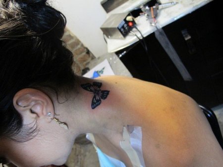Vanessa Hudgens, tú sí que tienes mariposas y no solo en el cuello