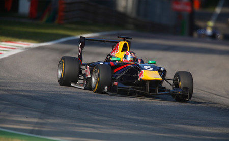 Daniil Kvyat realiza un fin de semana casi perfecto y se lanza a por el título