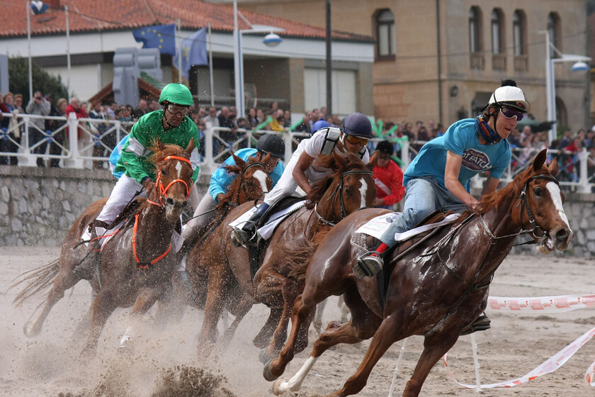 Tiene carreras de caballos en la playa en plena Semana Santa, pero es un pueblo de Asturias, no Sanlúcar de Barrameda