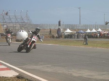 Sete Gibernau y Alex Barros practicando Supermotard en Brasil