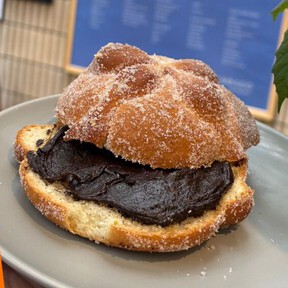 Casi nadie conoce este lugar en CDMX con un pan de muerto relleno de crema de mandarina: tiene una terraza increíble