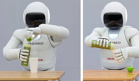 Tomando algo con ASIMO mientras me cortan el pelo junto a un Rolls. Rueda por Twitter (51)