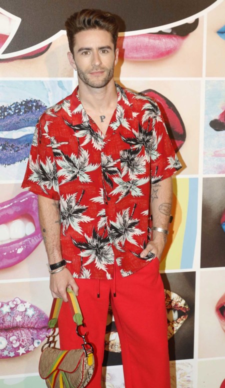 Pelayo Díaz pasa del blanco y negro al rojo tropical