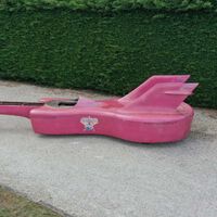 Este Cadillac de 12 metros con forma de guitarra rosa que condujo Elvis Presley está a la venta en Francia, por si no sabes en qué gastarte 10.000 euros