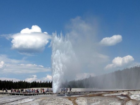 800px Beehive Geyser Erupting