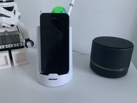 鉛筆立てのような形をしたワイヤレス充電器は、ワークデスクに最適なアクセサリーです(画像のiPhone 5には非対応)。