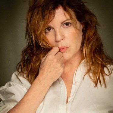 Paredes con molduras llenas de recuerdos, un salón abierto y mucho color azul: así es la casa de Belinda Washington en Madrid