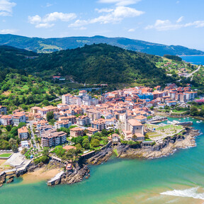 El pueblo chiquitito de Vizcaya detenido en el tiempo: playas paradisíacas, puerto histórico y un pescado fresco buenísimo 