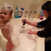 ¡Vaya temeridad! Una madre utiliza una batidora eléctrica para hacer espuma mientras baña a su bebé 