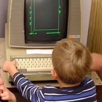 El padre de los FPS no es DOOM ni Quake: su nombre es Maze War, y lo hicieron niños de preparatoria sin saber el monstruo que habían creado 