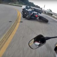 Esto pasa cuando ruedas demasiado cerca, que os caéis los dos