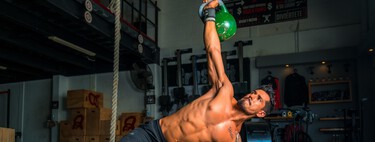 17 ejercicios poco comunes para entrenar tus abdominales que puedes hacer con una kettlebell  