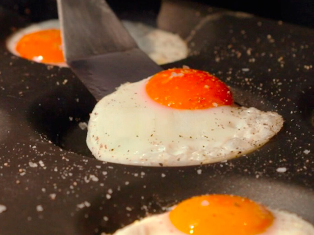 Así 'fríen' los huevos en un restaurante donde venden más de 100 por servicio: "Los cocinamos al horno durante dos minutos y medio"
