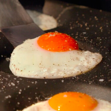 Así 'fríen' los huevos en un restaurante donde venden más de 100 por servicio: "Los cocinamos al horno durante dos minutos y medio" 