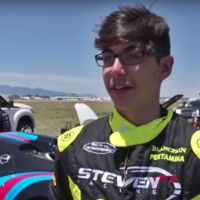 ¿Tú a qué jugabas con 13 años? Steven a llevar un Bugatti Veyron a 325 km/h