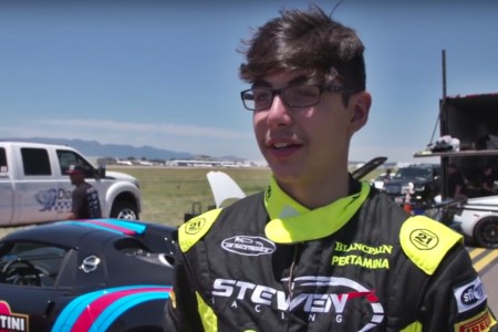 ¿Tú a qué jugabas con 13 años? Steven a llevar un Bugatti Veyron a 325 km/h