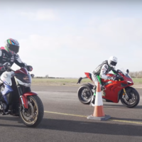 ¡Pura adrenalina! Este vídeo nos muestra una titánica carrera de aceleración entre una Ducati Panigale V4 y una Honda CB1000R