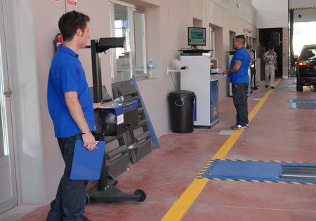 Técnicos inspeccionando un vehículo