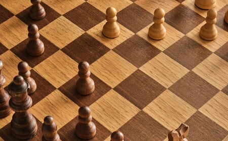 8 webs para jugar al ajedrez, mejorar tu técnica y analizar los movimientos de los grandes campeones