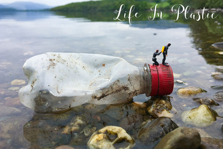 ‘Life in Plastic’, de David Gilliver, denunciando los peligros del plástico para nuestro Planeta de una forma muy original