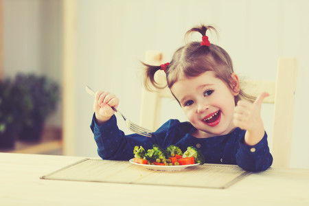 Permitir que los niños elijan la cantidad de alimentos que desean comer puede prevenir obesidad y enfermedades cardíacas