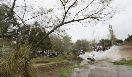 Rally de Argentina 2013: Sébastien Ogier golpea primero