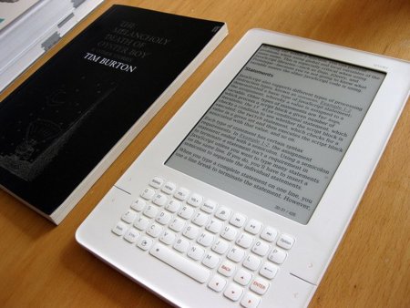Para el Director Ejecutivo de la Federación de Gremios de Editores, "el mercado de ebooks no está maduro"