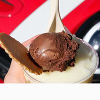 El helado más caro del verano: sí, hace mucho calor, pero no es buena idea que te comas ese Maxibon mientras conduces porque te pueden multar