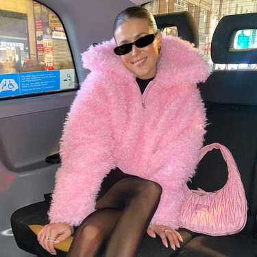 Las mujeres de +50 se ponen modernas: sustituyen las Skechers por estas Salomon 'color bosque', ideales para llevar con pantalón elegante