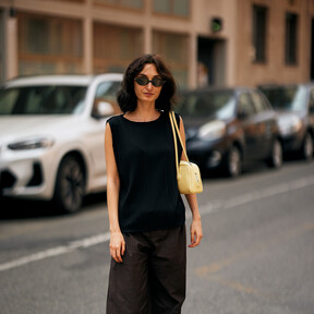 Parfois arrasa con el bolso bandolera color vitamina que llevaremos de lunes a domingo porque es ligero y atractivo