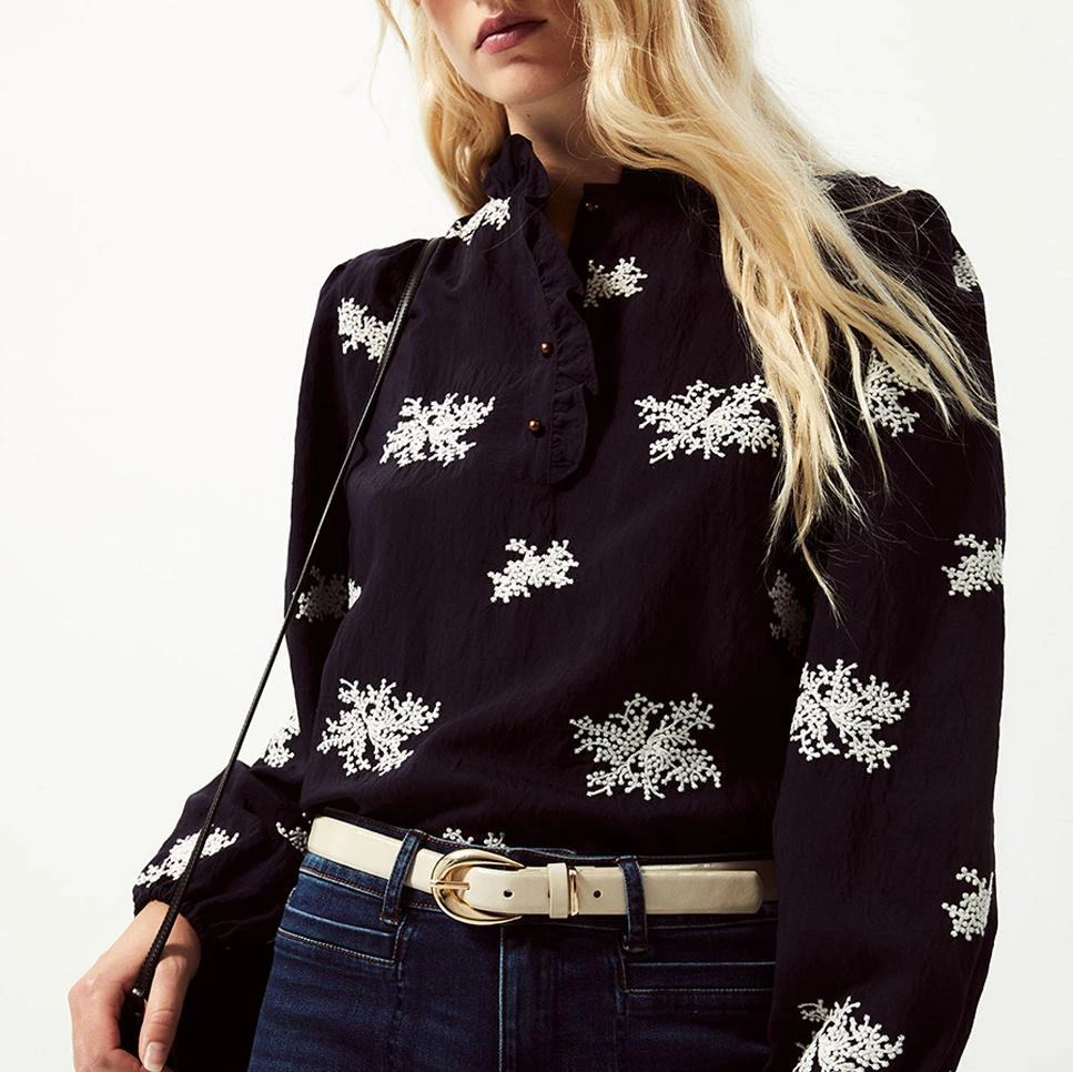 Camisa flores bordadas
