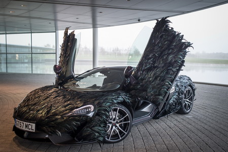 El McLaren más aerodinámico está recubierto de plumas de fibra de carbono... pero es una broma