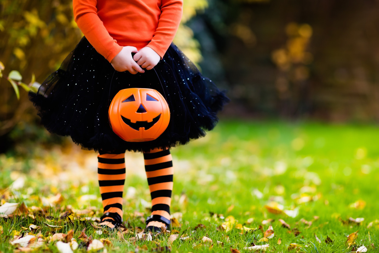 Alternativas a los dulces para repartir a los niños en Halloween