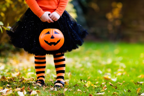 Alternativas a los dulces para repartir a los niños en Halloween