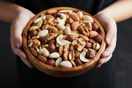 Los frutos secos en la alimentación infantil: cómo y cuándo ofrecerlos