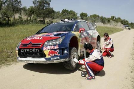 Sébastien Loeb falla y Ford tiene el doblete más cerca