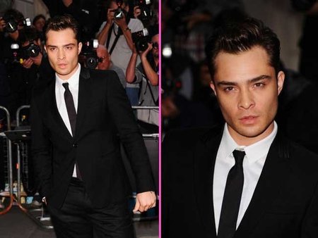 ¿Qué le ocurre a Ed Westwick en el cuello cuando posa ante las cámaras?