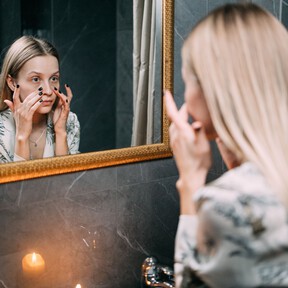Jesús Serrano, maquillador: "Para disimular arrugas y pliegues del contorno de ojos no hay que echar más maquillaje. Es mejor echar un poco de bálsamo reparador y crema hidratante" 