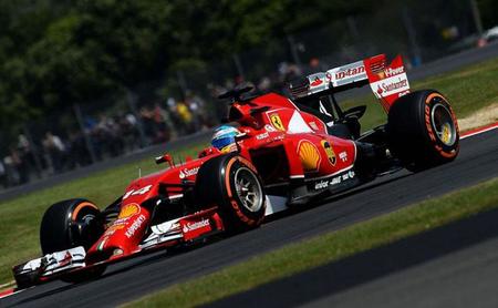 Fernando Alonso y Ferrari se ahogan en la lluvia