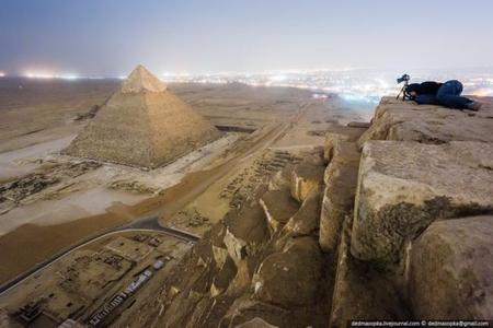 Tres fotógrafos rusos se enfrentan a tres años de cárcel por sacar fotografías nocturnas desde la cima de Gran Pirámide de Keops