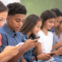 Los celulares en las escuelas están bajo la lupa en México y la SEP quiere abrir el debate 