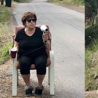 El mejor radar disuasorio del mundo lo tiene en sus manos esta señora de la silla: un secador de pelo