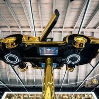Este es el extravagante protagonista del garaje que Cartier montó en Milán: un Corvette de oro