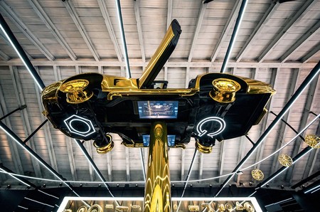 Este es el extravagante protagonista del garaje que Cartier montó en Milán: un Corvette de oro