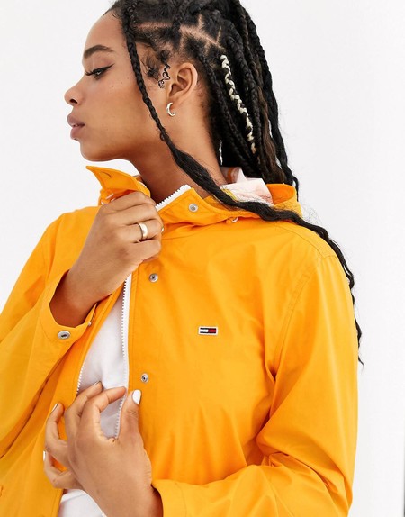 Este chubasquero amarillo Tommy Jeans que alegrará tus looks de lluvia está en oferta en ASOS